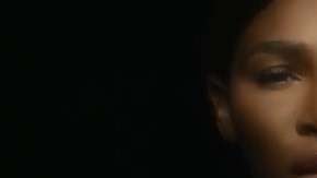 Serena Williams canta 'I Touch myself' con el torso desnudo por una gran causa.