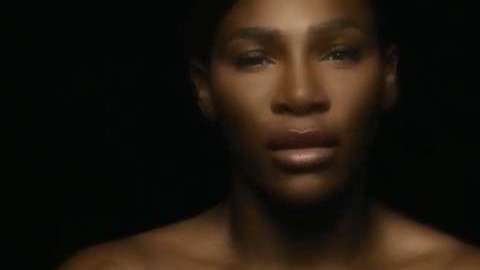 Serena Williams canta 'I Touch myself' con el torso desnudo por una gran causa.