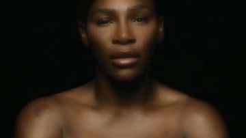 Serena Williams canta 'I Touch myself' con el torso desnudo por una gran causa.