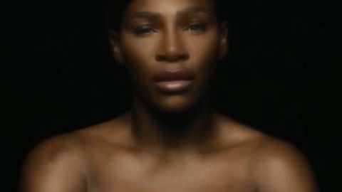 Serena Williams canta 'I Touch myself' con el torso desnudo por una gran causa.