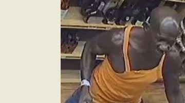 El ladrón lanzó y golpeó con las botellas al vendedor.