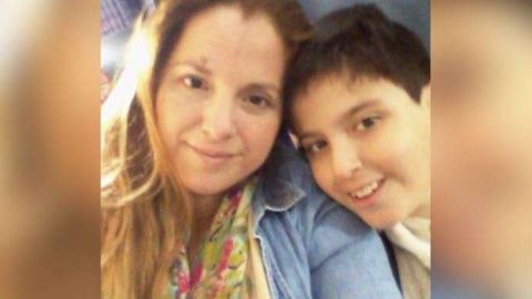 En el teléfono, Miguel tiene fotos y audios de su madre fallecida.