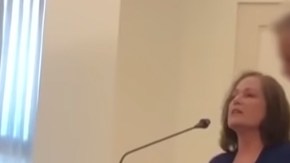 Denson acudió el domingo a “The Church of Jesus Christ of Latter-day Saints” en Chandler, Arizona.