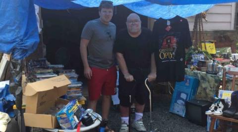 Willie Davis en una de sus ventas de garage