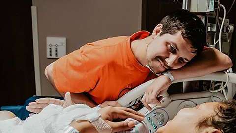 Este hombre llora de felicidad al ver a su mujer sonreír.