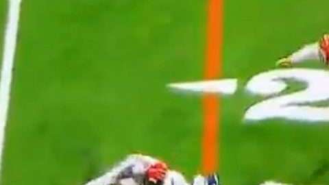 Andrew Luck sufrió la rudeza innecesaria de Shawn Williams.