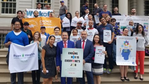 Guillermo Chacón (contro-izq.) y Luis Mares (centro-der.), de la Comisión Latina sobre el SIDA, junto a miembros de otras organizaciones ayer en la Alcaldía de Nueva York.