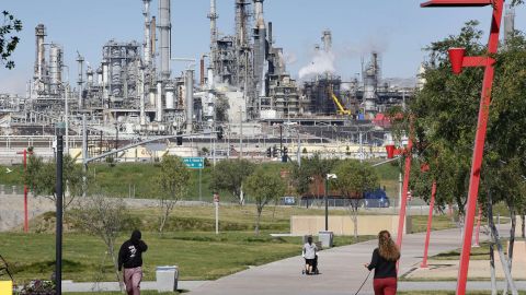 04/18/18/WILMINGTON/Smoke is seen from oil refineries in the Wilmington area. The Los Angeles-Long Beach region remains one of the most polluted in the country. (Photo by Aurelia Ventura/La Opinion)