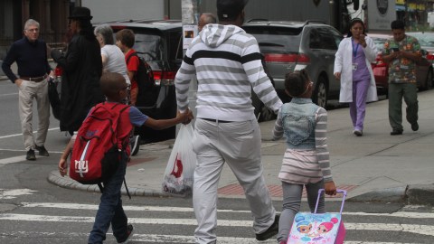 Coalición argumenta que padres de clase trabajadora no tienen otra opción sino enviar a niños a la escuela.