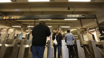 Usuarios del subway llaman al gobernador para que apruebe la tarifa de congestión.