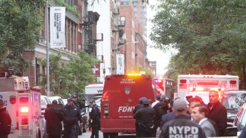Policia investiga un paquete sospechoso en el Correo de la Calle Oeste 52 en Manhattan.