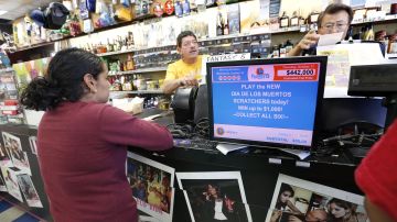 Clientes compran boletos de lotería en un negocio con buena suerte en L.A.