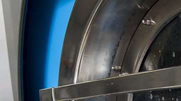 La lavadora comercial Xeros usa pequeñas bolitas de polímeros.