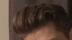 Pieter Hanson copia  la pose en la que aparece en el tuit de su madre.