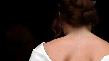 La princesa Eugenia eligió este modelo especialmente para lucir su cicatriz.