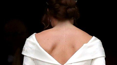 La princesa Eugenia eligió este modelo especialmente para lucir su cicatriz.