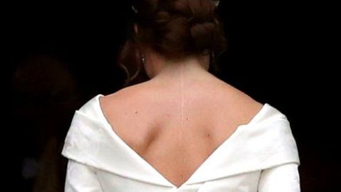 La princesa Eugenia eligió este modelo especialmente para lucir su cicatriz.