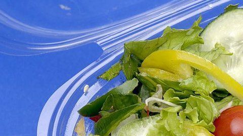 Una ensalada puede ser un riesgo para alguien con alergia a nueces.