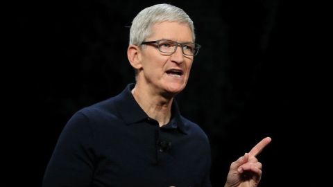 Tim Cook dijo que Bloomberg debe "hacer lo correcto" y retractarse.