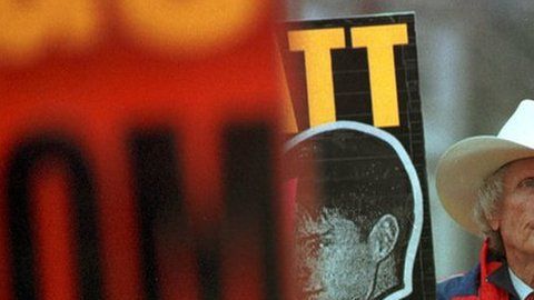 El reverendo Fred Phelps protestando en 1999 diciendo que el alma del joven estaba en el infierno