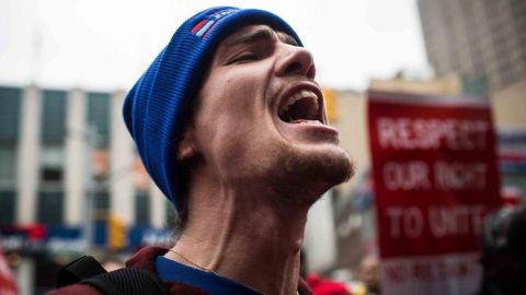 Trabajadores en EEUU exigen un salario mínimo de US$15 la hora.