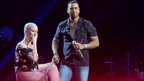 Romeo Santos junto a una sobreviviente de cáncer