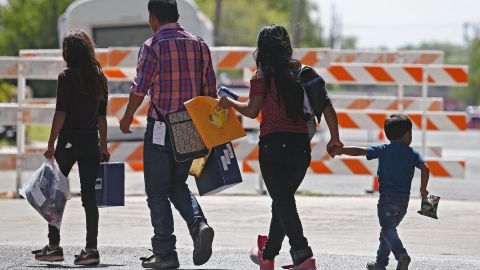 Familia migrante en la Estación Central de Autobuses en McAllen, Texas, 2018.