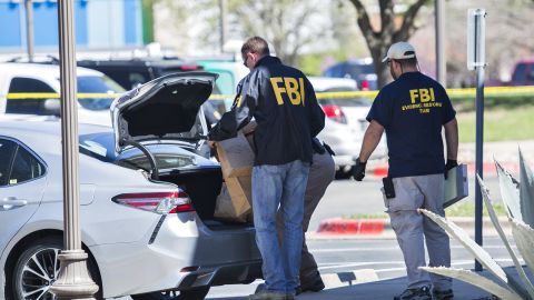 La policía investiga un quinto bombardeo en una ubicación de FedEx en Austin