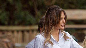 Melania  no se divirtió tanto alimentando a elefantes bebés.