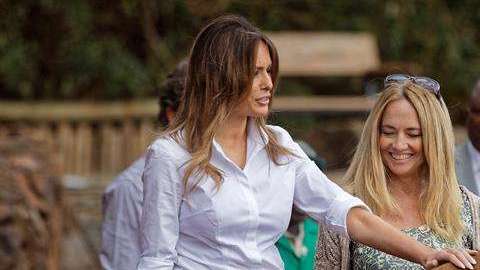 Melania  no se divirtió tanto alimentando a elefantes bebés.