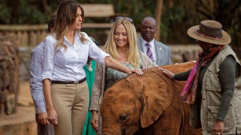 Melania  no se divirtió tanto alimentando a elefantes bebés.
