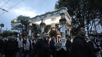 Peregrinos siguen a la Virgen de Zapopan en Guadalajara.