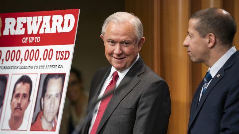 Jeff Sessions (i), anuncia los esfuerzos frente al Cártel Jalisco Nueva Generación (CJNG). EFE