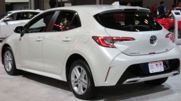 2019_Toyota_Corolla_Hatchback_SE_rear_4.2.18