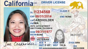 Ejemplo de licencia que es Real ID en California.