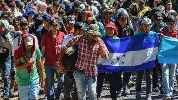 Avanza el éxodo de miles de centroamericanos que huyen de la violencia de la región