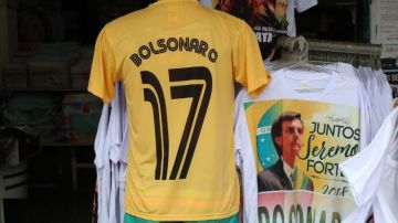 Camisetas deportivas alusivas al candidato presidencial brasileño Jair Bolsonaro. (Foto: EFE/Marcelo Sayão)