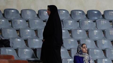 Las mujeres iraníes que ingresaron al estadio de fútbol fueron duramente criticadas