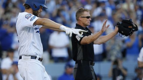 El pitcher Clayton Kershaw festeja tras anotar carrera para los Dodgers.