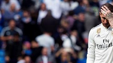 Los jugadores del Real Madrid se lamentan, tras la derrota ante Levante