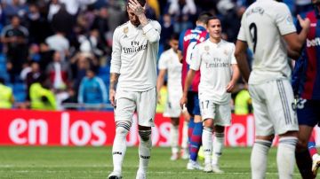 Los jugadores del Real Madrid se lamentan, tras la derrota ante Levante