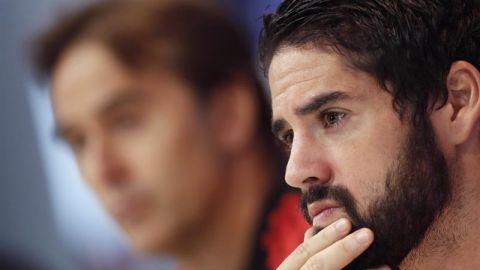 El entrenador del Real Madrid, Julen Lopetegui, y el jugador Francisco Román Alarcón "Isco". (Foto: EFE/Javier Lizón)