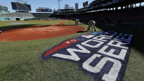 Fenway Park ya espera a Dodgers y Red Sox para la Serie Mundial. (Foto: EFE/ John G. Mabanglo)