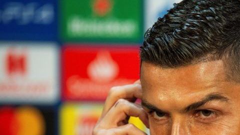 Cristiano Ronaldo, delantero portugués de la Juventus y su impresionante reloj de oro y diamantes. (Foto: EFE/ Peter Powell)
