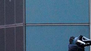 Oficiales de la unidad antiexplosivos en el exterior  del edificio de Time Warner.