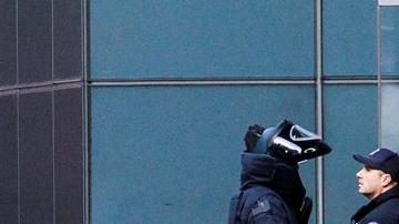 Oficiales de la unidad antiexplosivos en el exterior  del edificio de Time Warner.