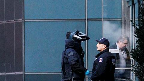 Oficiales de la unidad antiexplosivos en el exterior  del edificio de Time Warner.