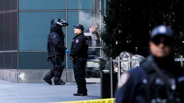 Oficiales de la unidad antiexplosivos en el exterior  del edificio de Time Warner.