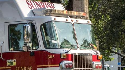 Autoridades arribaron el miércoles al edificio de la legisladora demócrata Debbie Wasserman Schultz  en Sunrise, Florida.
