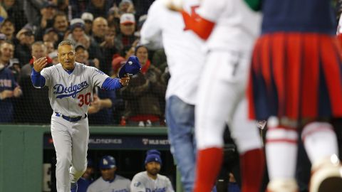 Dave Roberts en Fenway Park. Ya no es tiempo de abrazos.